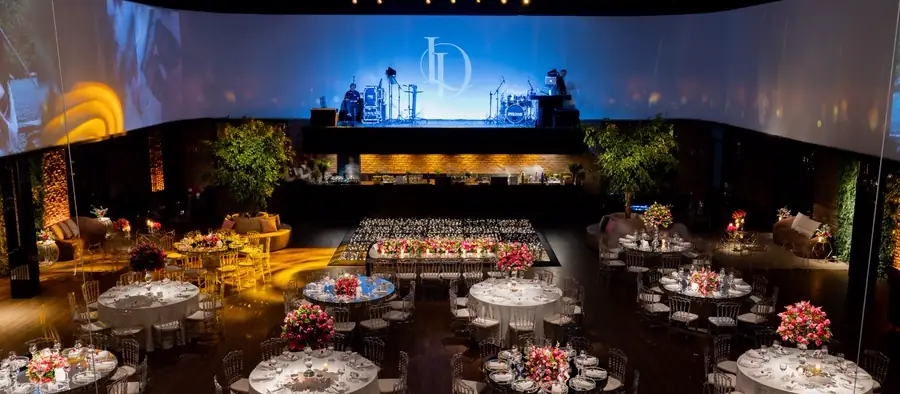 Sală de evenimente corporate decorată cu aranjamente florale