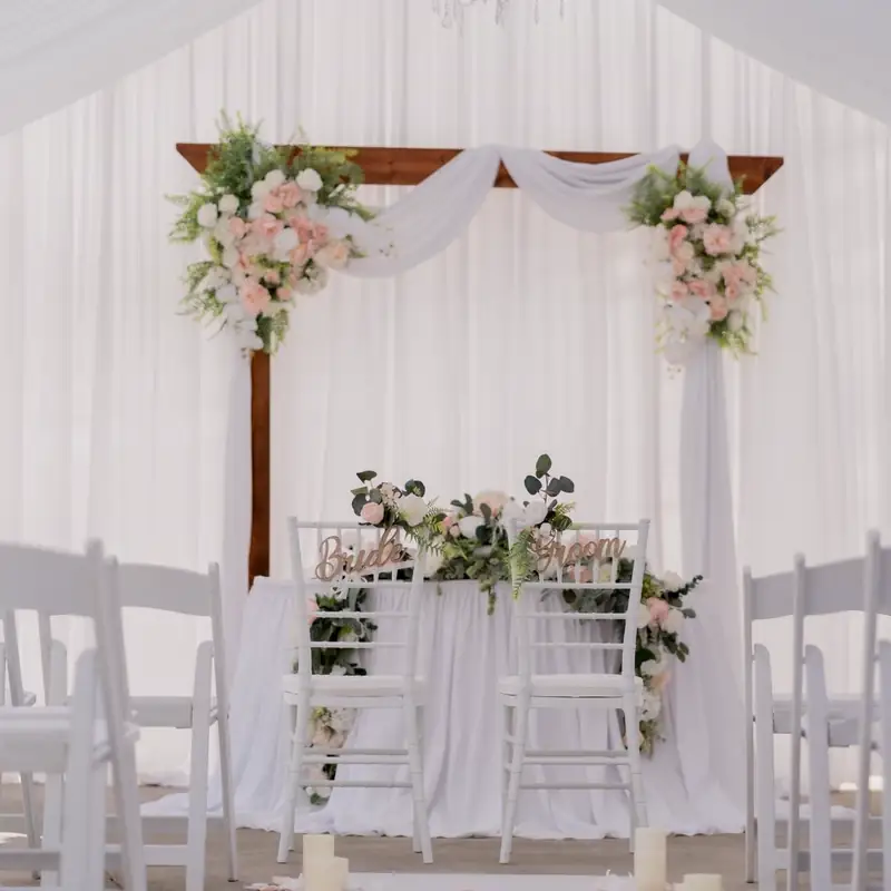 Decor floral alb la intrarea în locația de nuntă