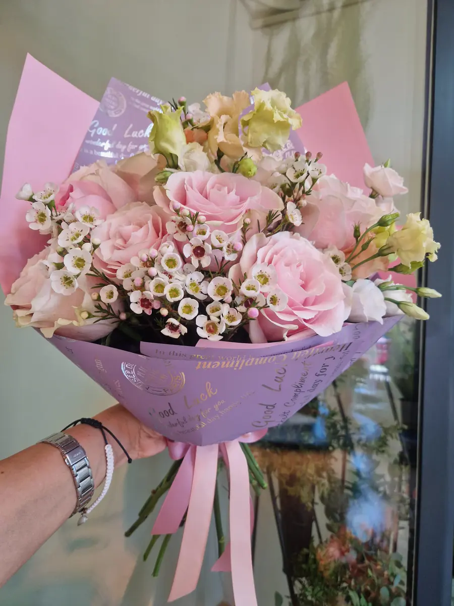 Buchet de trandafiri roz cu lisianthus, lucrat manual la EVEMA Florart