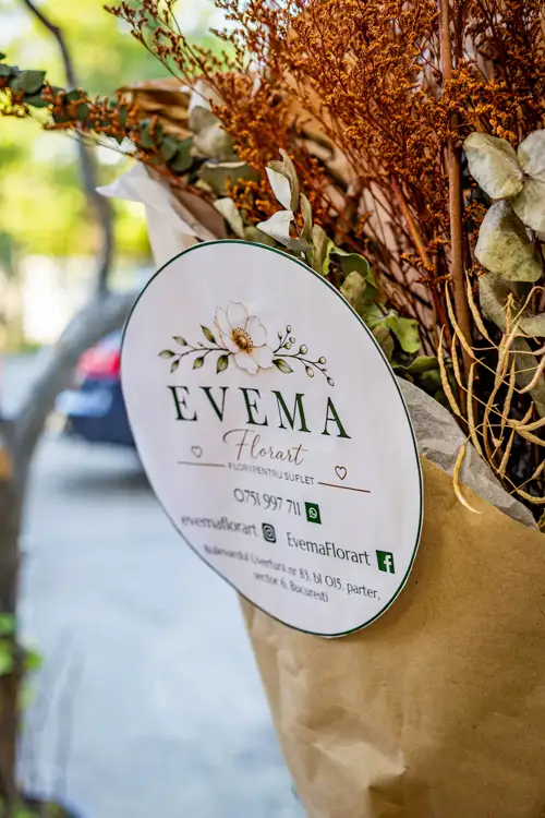 Buchet în ambalaj kraft cu eticheta EVEMA Florart